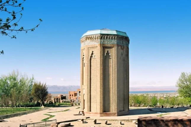 media-momine-xatun-turbesi